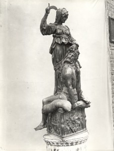 Donatello, Giuditta e Oloferne, metà sec. XV. Firenze, Palazzo Vecchio, Sala dei Gigli