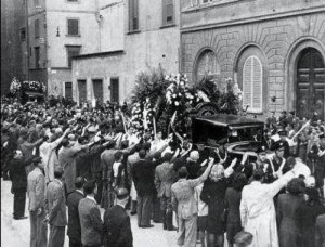 Un’immagine del corteo funebre, 17 aprile 1944